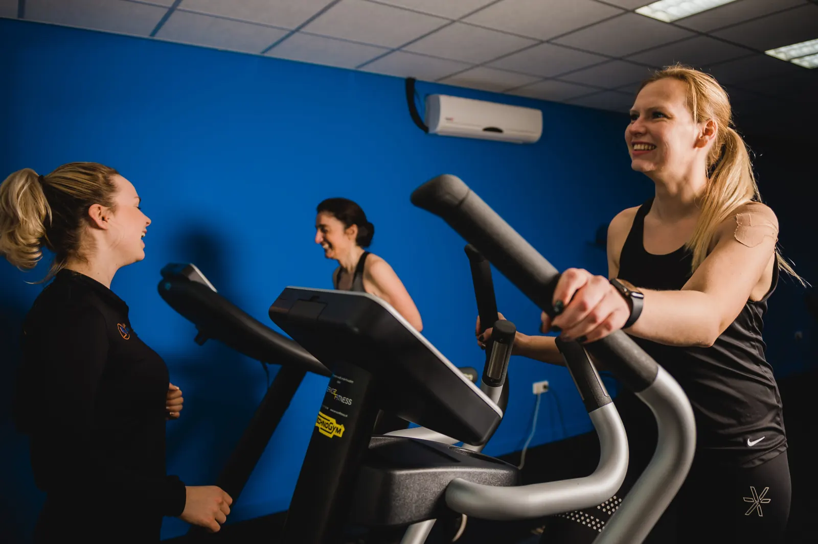 Lien begeleidt een deelnemer op de crosstrainer