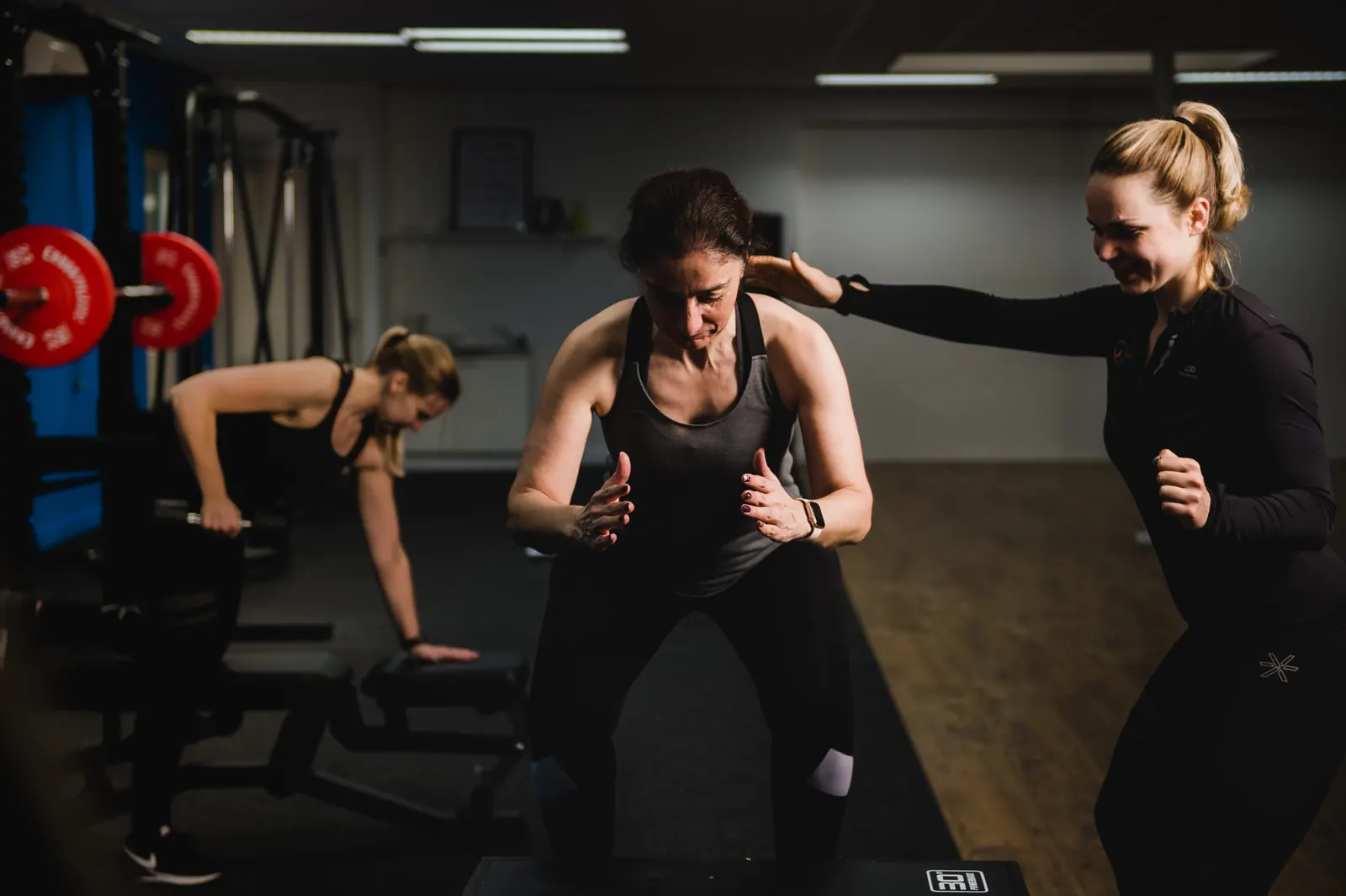 Lien begeleidt deelnemers tijdens een personal training