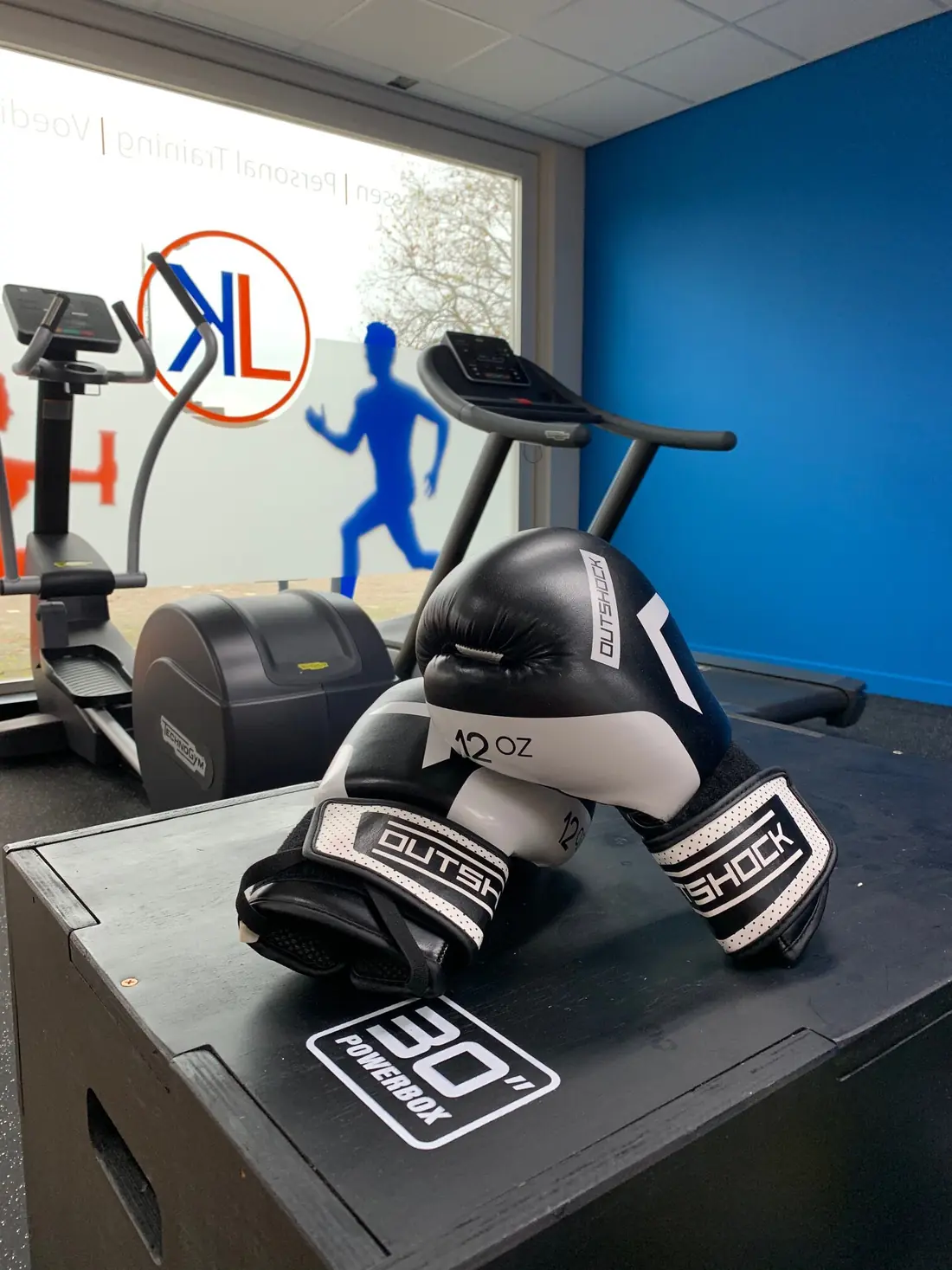 Bokshandschoenen en cardio-apparatuur in de studio